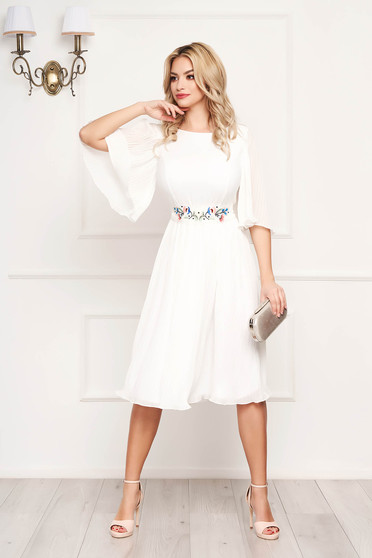 Rochie StarShinerS alba plisata de ocazie din voal captusita pe interior cu broderie in talie