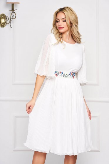 Rochie StarShinerS alba plisata de ocazie din voal captusita pe interior cu broderie in talie
