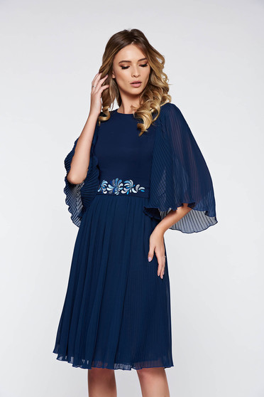 Rochie StarShinerS albastru-inchis midi de ocazie din voal in clos plisata accesorizata cu cordon brodat