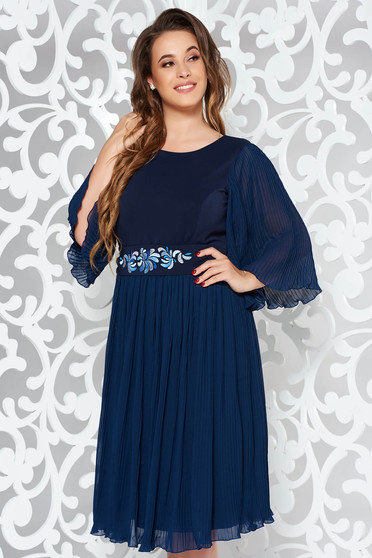 Rochie StarShinerS albastru-inchis midi de ocazie din voal in clos plisata accesorizata cu cordon brodat