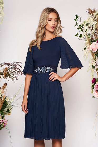 Rochie StarShinerS albastru-inchis midi de ocazie din voal in clos plisata accesorizata cu cordon brodat