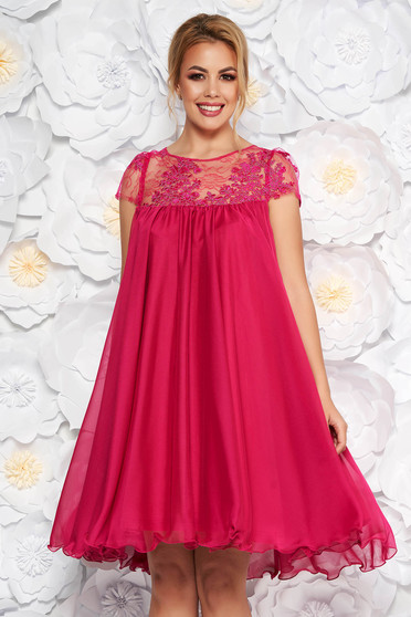 Rochie Artista fuchsia de ocazie cu croi larg din voal captusita pe interior cu insertii de broderie
