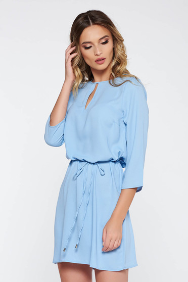 Rochie albastra-deschis casual cu croi larg din material neelastic cu snur in talie