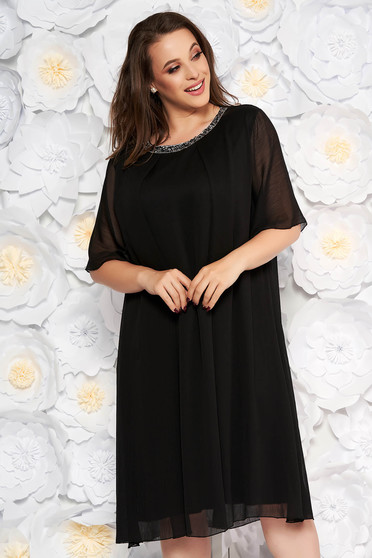 Rochie neagra de ocazie cu croi larg din material vaporos captusita pe interior cu aplicatii stralucitoare