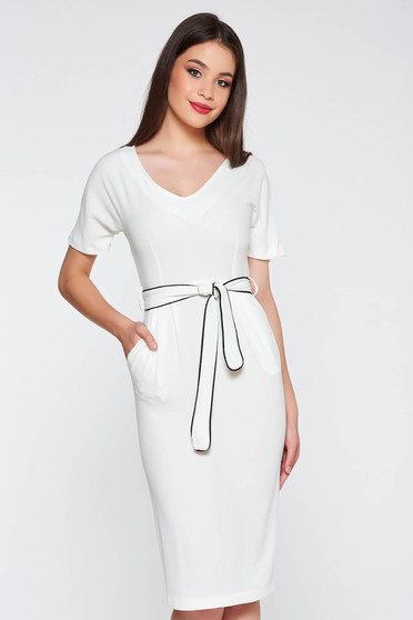 Rochie StarShinerS alba eleganta cu un croi mulat din material moale accesorizata cu cordon