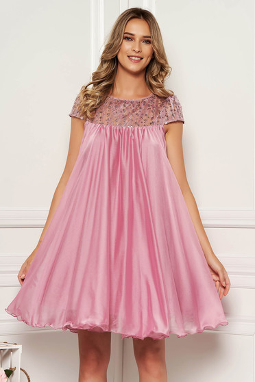 Rochie Artista roz prafuit de ocazie cu croi larg din voal captusita pe interior cu insertii de broderie