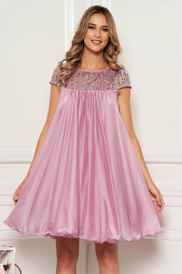 Rochie Artista roz prafuit de ocazie cu croi larg din voal captusita pe interior cu insertii de broderie