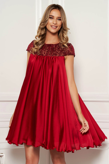 Rochie Artista visinie de ocazie cu croi larg din voal captusita pe interior cu insertii de broderie