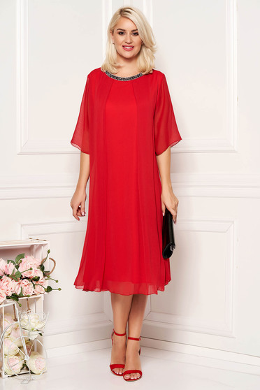 Rochie rosie midi de ocazie din material vaporos cu croi larg cu aplicatii stralucitoare la decolteu si captusita pe interior