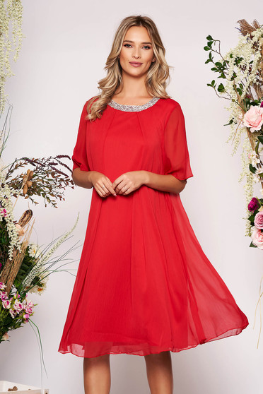 Rochie rosie midi de ocazie din material vaporos cu croi larg cu aplicatii stralucitoare la decolteu si captusita pe interior