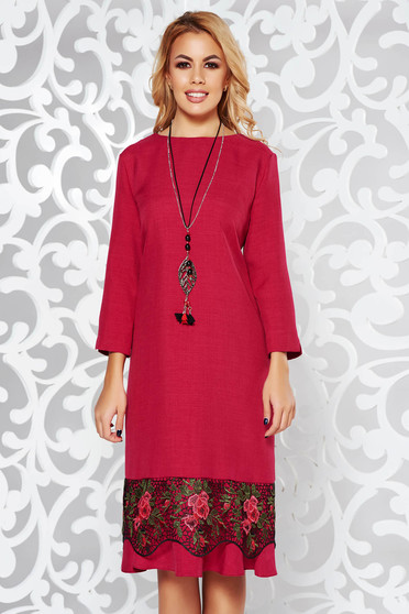Rochie fuchsia eleganta cu croi larg din stofa usor elastica cu aplicatii de dantela accesorizata cu lantisor