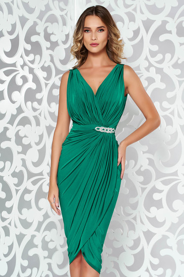 Rochie verde de ocazie petrecuta cu un croi mulat din material subtire accesorizata cu pietre stras