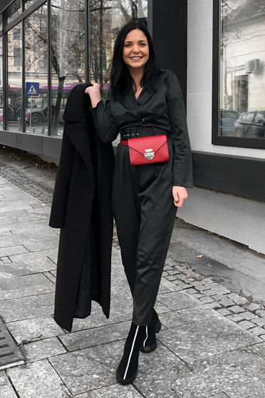 Salopeta StarShinerS neagra eleganta din material satinat cu decolteu in v accesorizata cu cordon