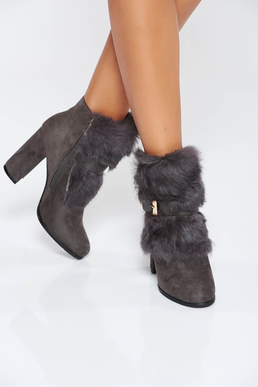Botine gri office cu insertii cu blana ecologica accesorizate cu o catarama