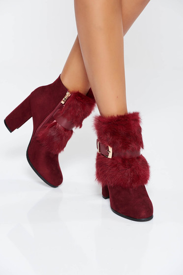 Botine visinii office cu insertii cu blana ecologica accesorizate cu o catarama
