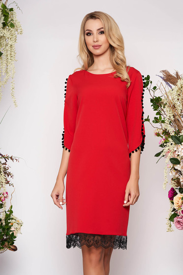 Rochie rosie eleganta cu un croi drept din material usor elastic cu aplicatii de dantela cu ciucuri
