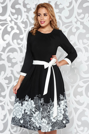 Rochie neagra eleganta in clos din material elastic cu imprimeu floral accesorizata cu cordon