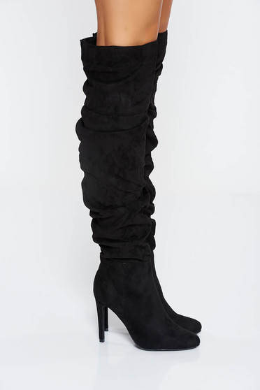 Black casual boots with high heels slightly round toe tip