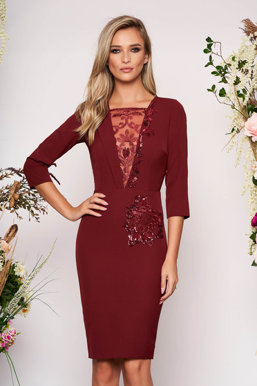 Rochie visinie de ocazie tip creion din stofa usor elastica captusita pe interior cu aplicatii cu dantela si paiete