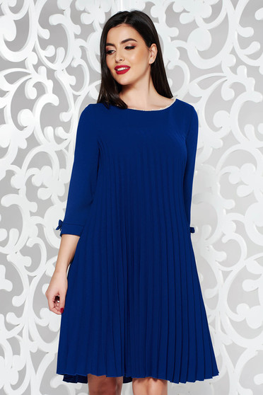 Rochie albastra eleganta cu croi larg din stofa neelastica plisata cu aplicatii cu perle