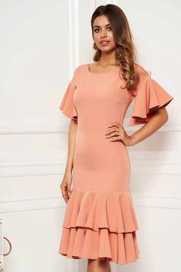 Rochie piersica eleganta midi cu maneci scurte din material usor elastic cu volanase la baza rochiei
