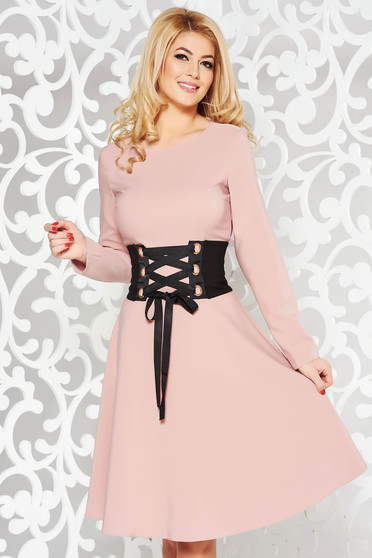 Rochie LaDonna rosa office in clos din stofa usor elastica accesorizata cu cordon