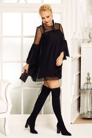 Rochie Fofy neagra de ocazie cu croi larg din voal plisat captusita pe interior cu maneci clopot