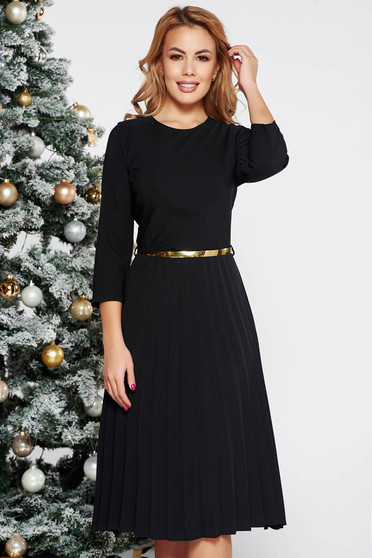 Rochie neagra eleganta in clos plisata din stofa elastica subtire cu accesoriu tip curea