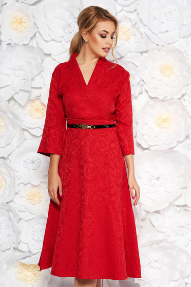 Rochie rosie eleganta in clos cu decolteu in v din stofa neelastica cu accesoriu tip curea