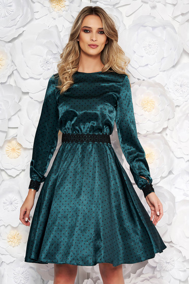 Rochie StarShinerS verde eleganta in clos din material satinat cu insertii de broderie accesorizata cu cordon