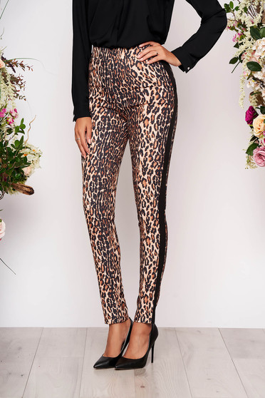 Pantaloni Fofy maro de party cu un croi mulat cu talie medie din material neelastic cu animal print