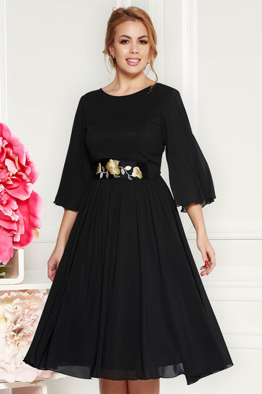 Rochie StarShinerS neagra de ocazie in clos din voal captusita pe interior accesorizata cu cordon cu insertii de broderie