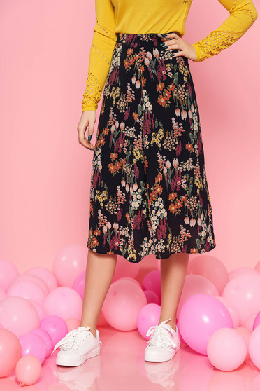 Fusta Top Secret neagra casual cu talie inalta in clos din material subtire captusita pe interior cu imprimeu floral