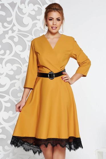 Rochie mustarie eleganta din stofa neelastica in clos cu aplicatii de dantela cu accesoriu tip curea