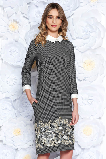 Rochie neagra office cu un croi drept din material usor elastic cu guler