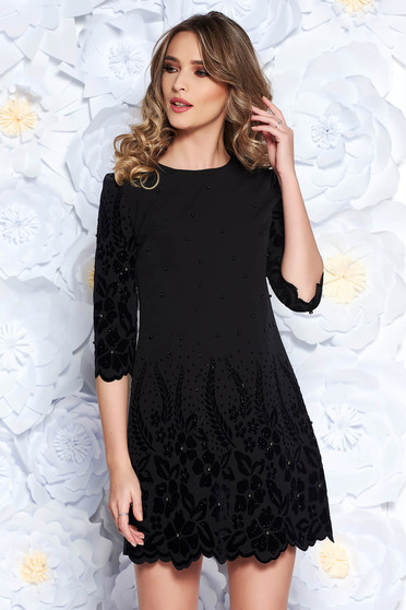 Rochie neagra eleganta cu un croi drept din stofa usor elastica cu aplicatii cu perle