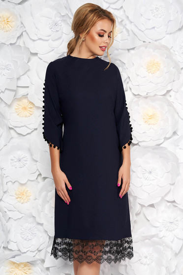 Rochie albastra-inchis eleganta cu un croi drept din material usor elastic cu aplicatii de dantela cu ciucuri