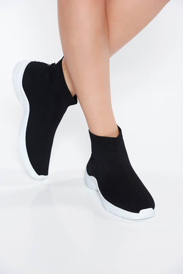 Black casual low heel sneakers slightly round toe tip