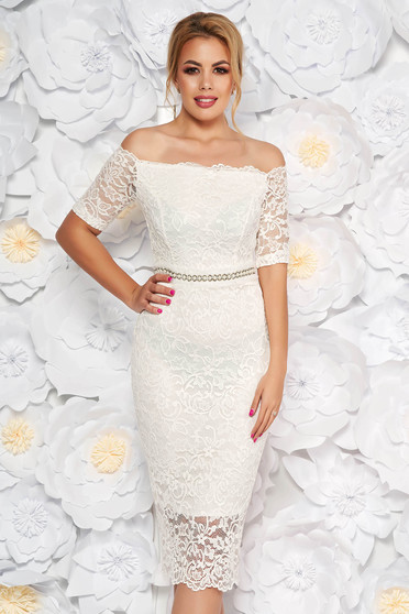 Rochie StarShinerS alba de ocazie midi cu un croi mulat din dantela captusita pe interior accesorizata cu cordon