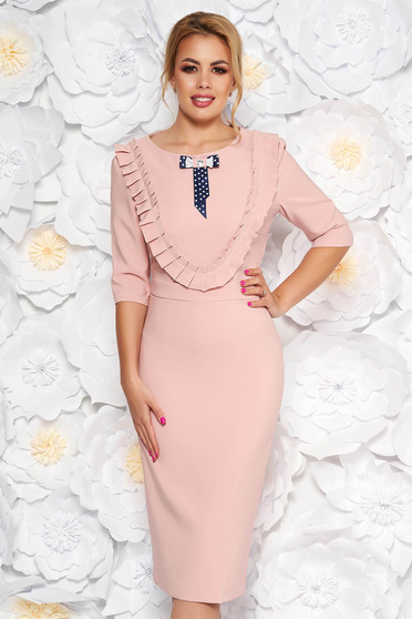 Rochie LaDonna rosa eleganta tip creion din stofa usor elastica captusita pe interior accesorizata cu brosa