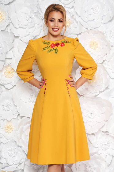 Rochie LaDonna mustarie eleganta brodata in clos din stofa usor elastica cu maneci trei-sferturi