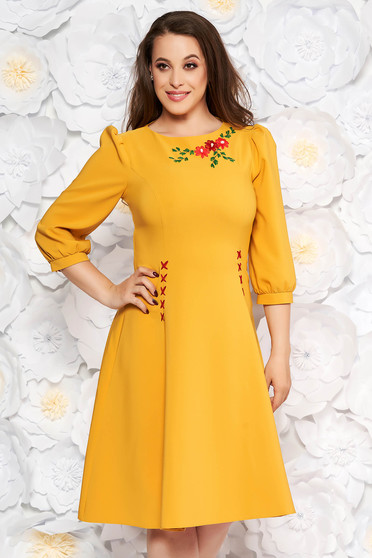 Rochie LaDonna mustarie eleganta brodata in clos din stofa usor elastica cu maneci trei-sferturi