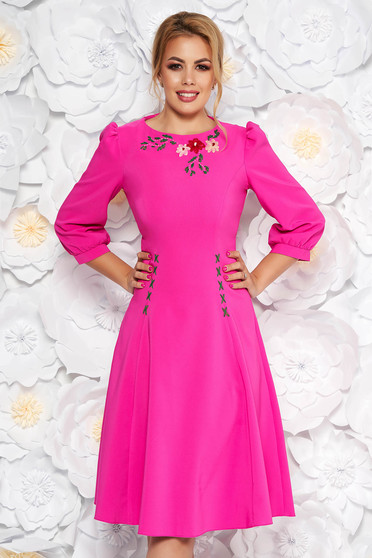 Rochie LaDonna fuchsia eleganta brodata in clos din stofa usor elastica cu maneci trei-sferturi