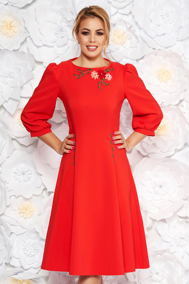 Rochie LaDonna rosie eleganta brodata in clos din stofa usor elastica cu maneci trei-sferturi