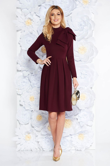 Rochie mov eleganta in clos din material usor elastic accesorizata cu o fundita