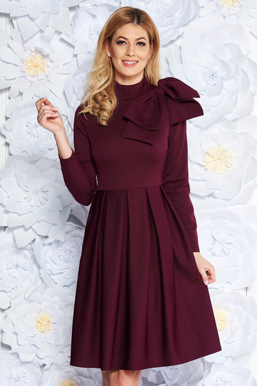 Rochie mov eleganta in clos accesorizata cu o fundita