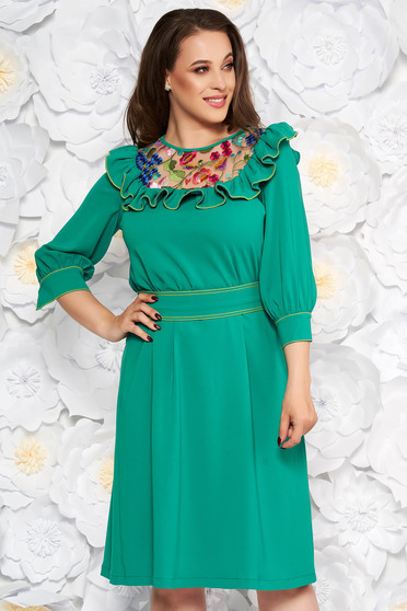 Rochie LaDonna verde eleganta in clos brodata din stofa subtire usor elastica captusita pe interior si accesorizata cu cordon