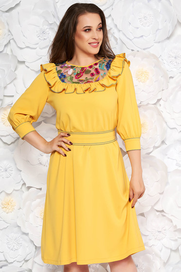 Rochie LaDonna galbena eleganta in clos brodata din stofa subtire usor elastica captusita pe interior si accesorizata cu cordon