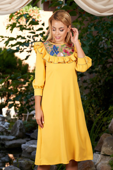 Rochie LaDonna galbena eleganta in clos brodata din stofa subtire usor elastica captusita pe interior si accesorizata cu cordon