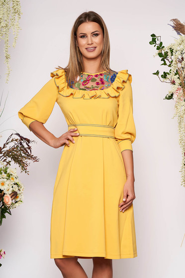 Rochie LaDonna galbena eleganta in clos brodata din stofa subtire usor elastica captusita pe interior si accesorizata cu cordon
